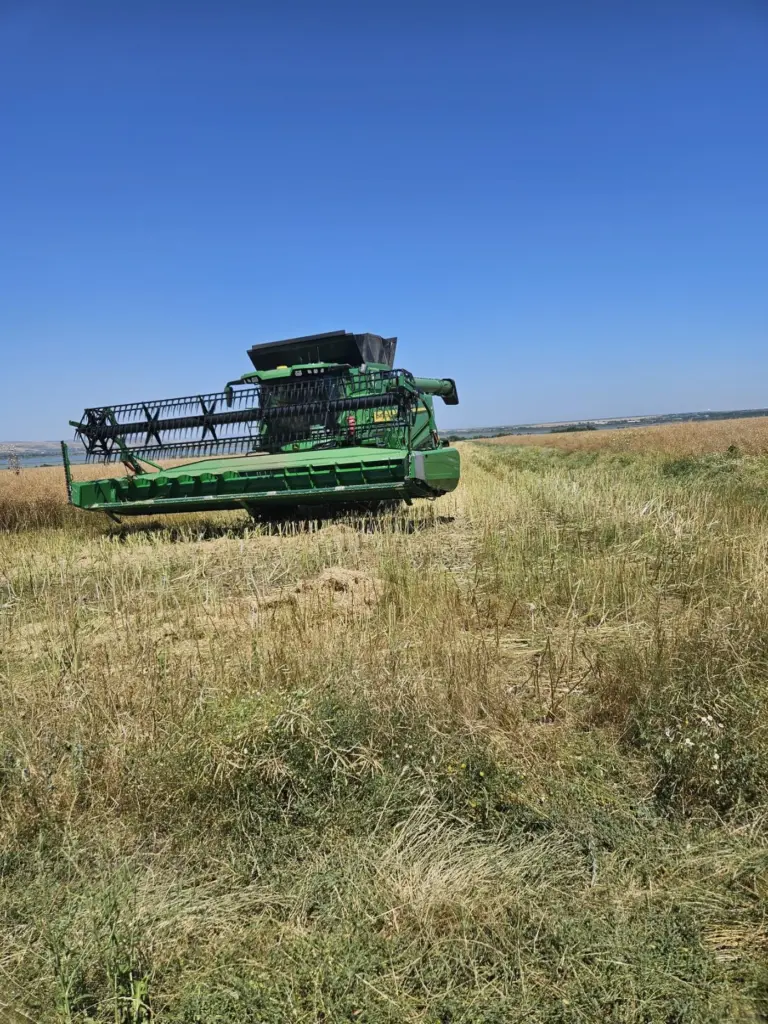 Комбайн John Deere на полето по време на жътва във ВЗК Христо Ботев Бургас