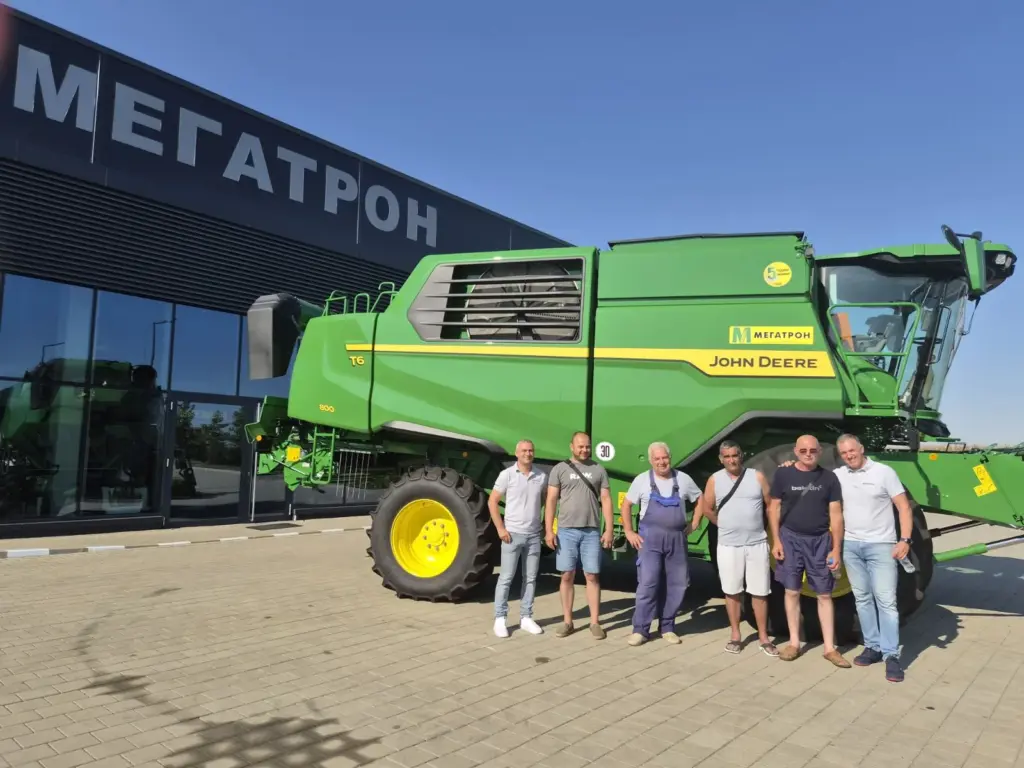 Нов комбайн John Deere на ВЗК Христо Ботев Бургас пред базата на Мегатрон